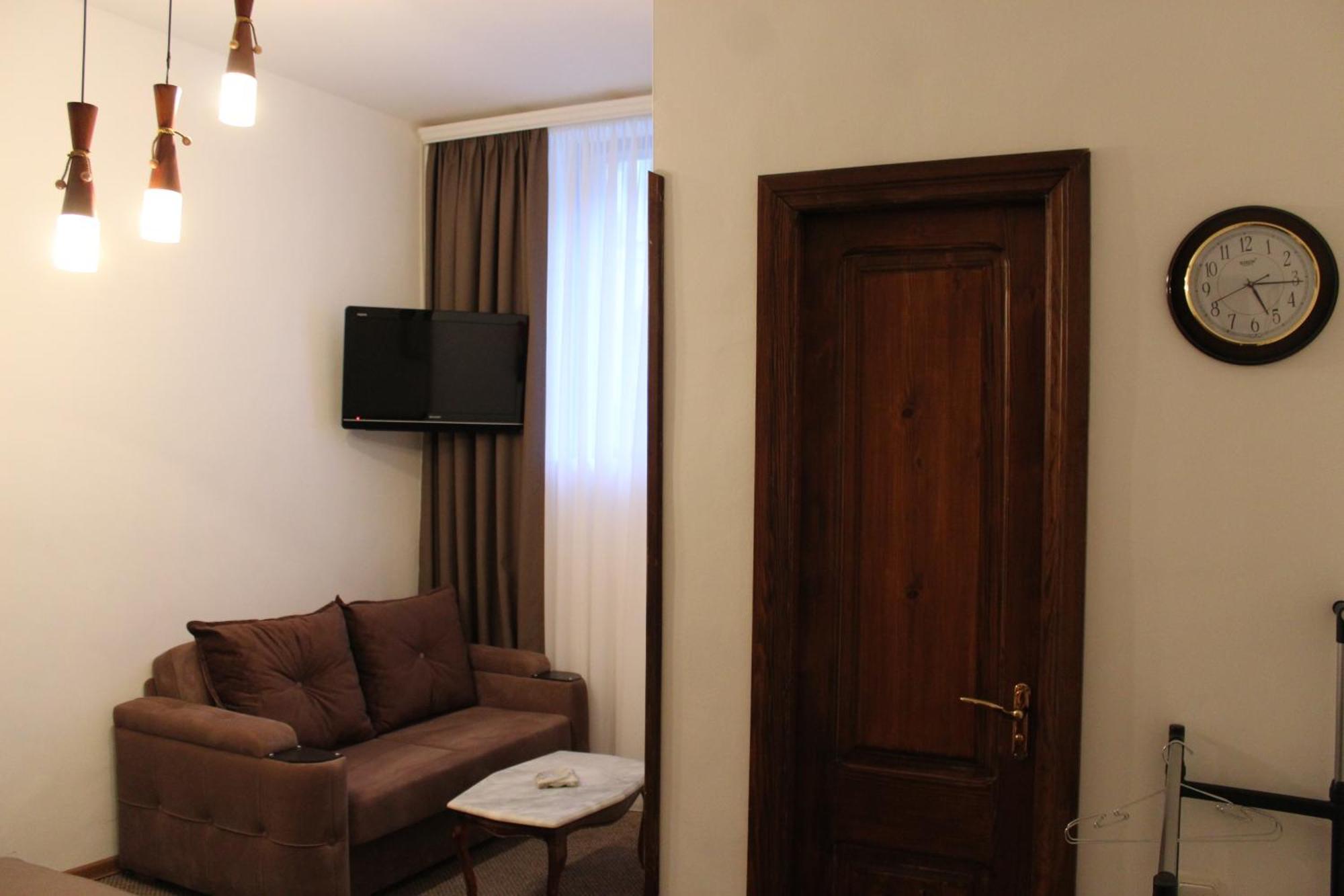 Hotel Diplomat Tbilisi Esterno foto