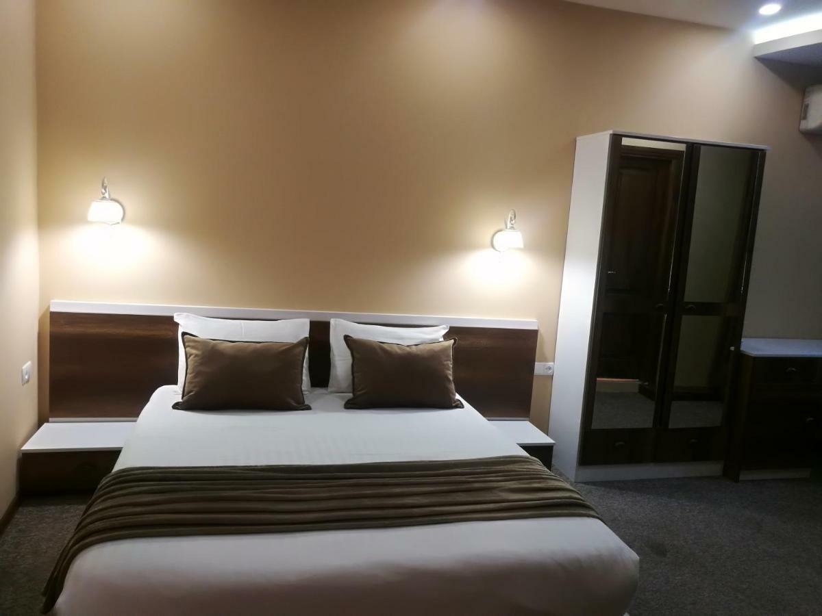 Hotel Diplomat Tbilisi Esterno foto