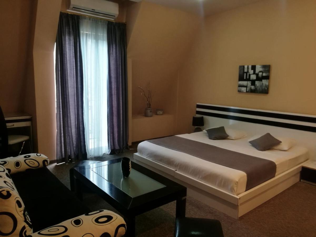 Hotel Diplomat Tbilisi Esterno foto