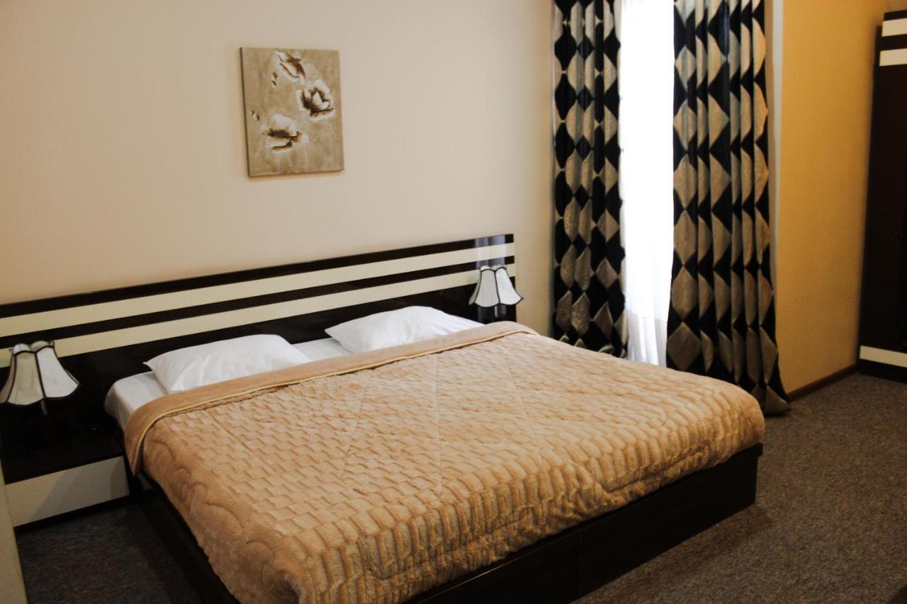Hotel Diplomat Tbilisi Esterno foto